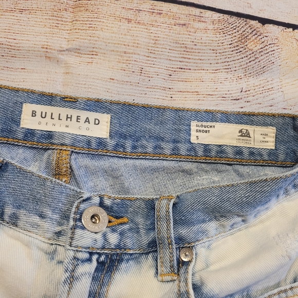 Bullhead Bleached Denim Shorts-SLOUCHY SHORT - Picture 3 of 10
